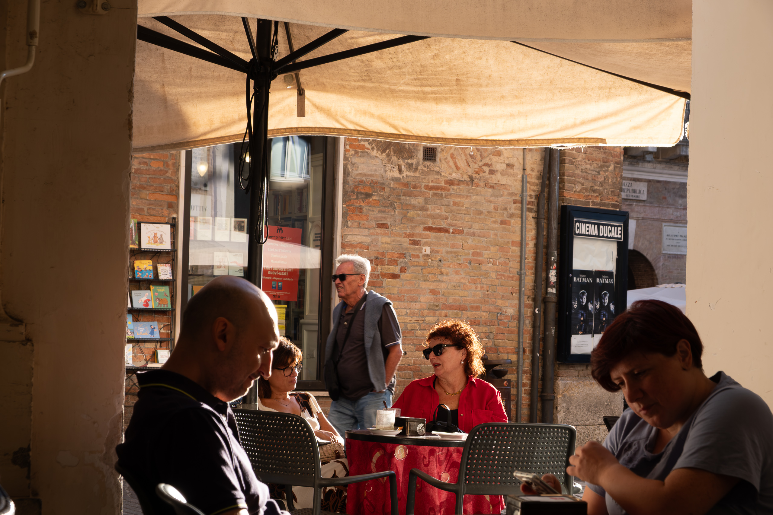 Im Schatten des Sonnenschirms – Café an der Piazza della Repubblica
